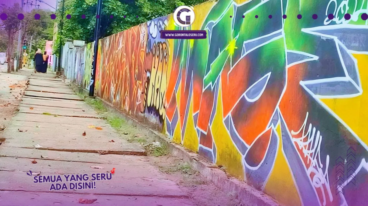 Ada Grafiti Keren, Dinding Pagar di Samping Rumah Adat Dulohupa Jadi Sorotan!